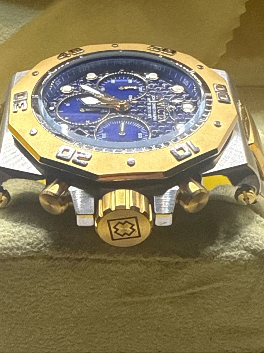 Invicta Akula model 23101 Blue Dial Gold/Silver New Battery